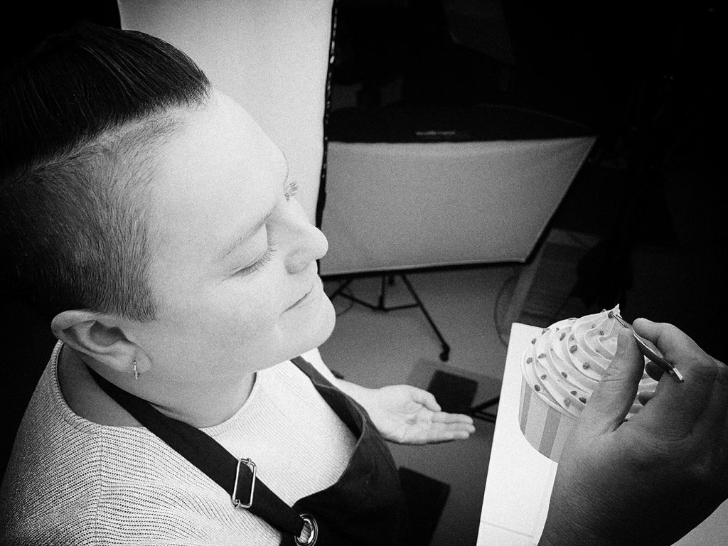 Foodstylist en fotograaf Irene van der Meijs werkt aan een softijsje in haar studio voor foodfotografie